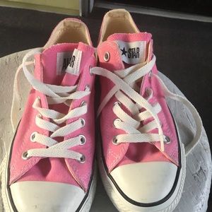 Conver light pink shoes